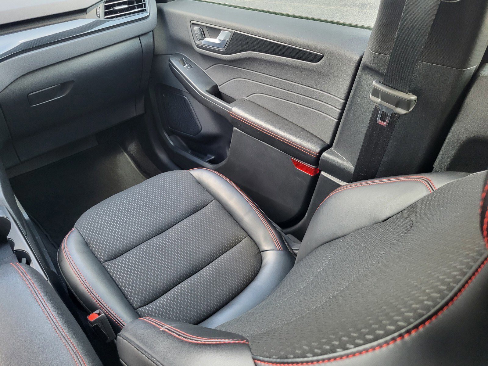 Certified 2025 Ford Escape ST-Line w/ Equipment Group 301A image 17