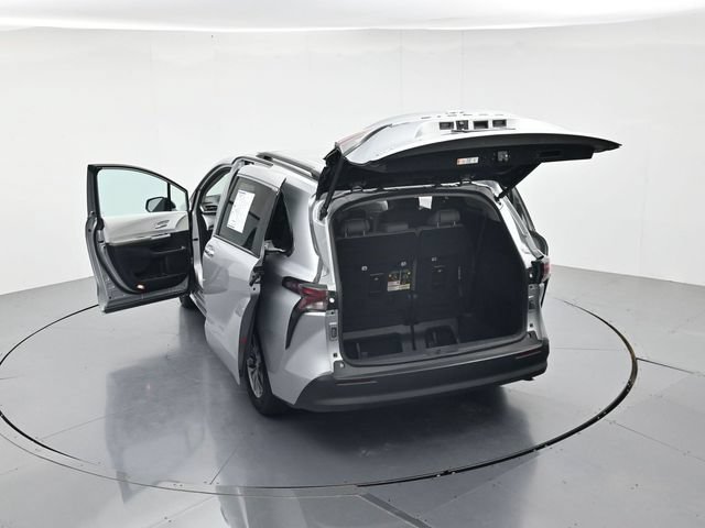Used 2025 Toyota Sienna XLE FWD image 48