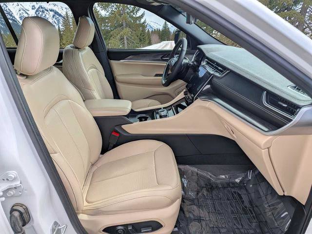 Used 2025 Jeep Grand Cherokee Limited w/ Luxury Tech Group II image 20