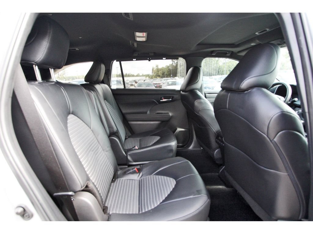 Used 2024 Toyota Highlander XSE FWD image 10