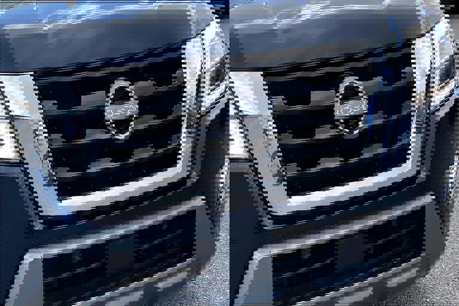 Used 2023 Nissan Armada SL w/ Captain's Chairs Package image 29