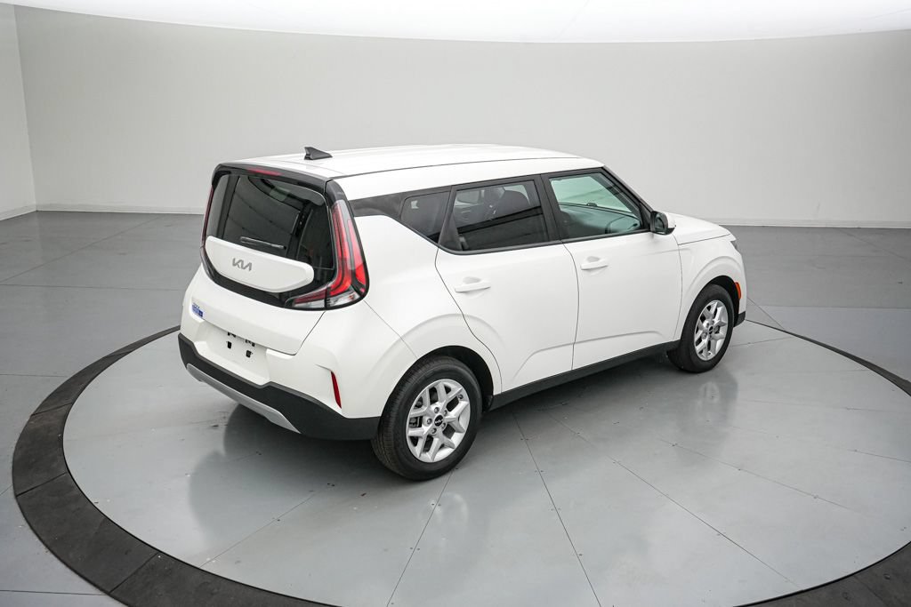 Used 2025 Kia Soul LX w/ LX Technology Package FWD image 4