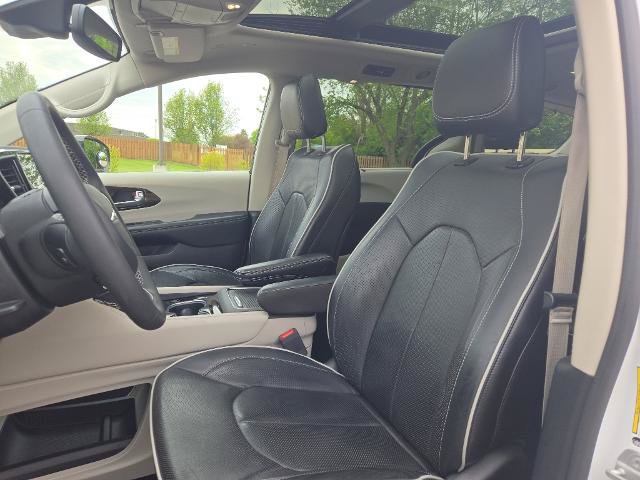 Used 2023 Chrysler Pacifica Limited AWD/4WD image 16
