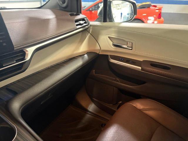 Used 2022 Toyota Sienna Platinum AWD/4WD image 21