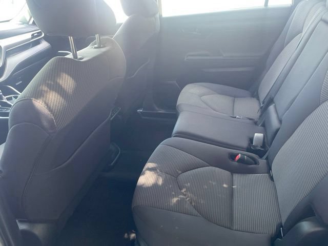 Used 2024 Toyota Highlander LE FWD image 9
