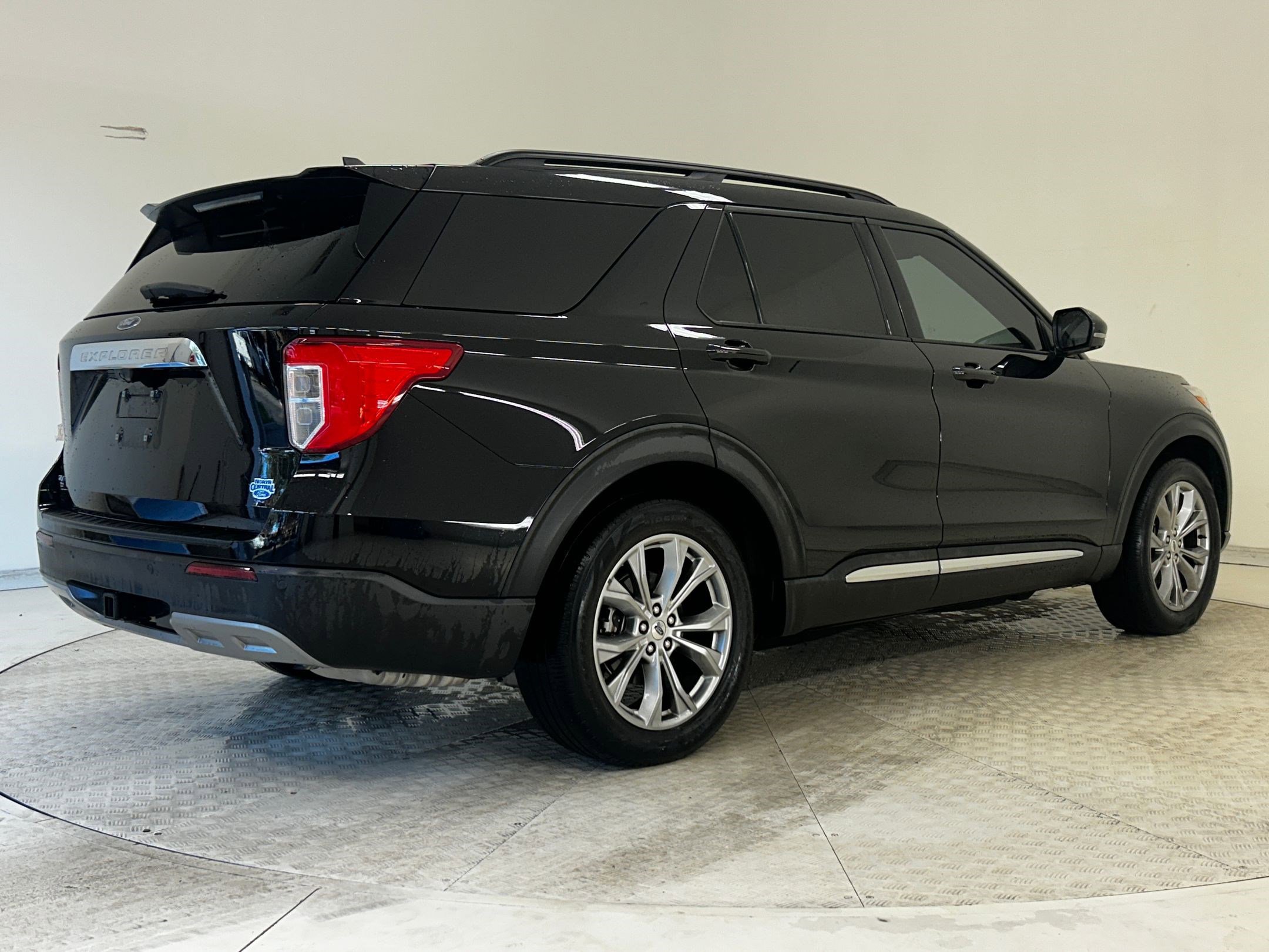 Certified 2022 Ford Explorer XLT w/ Equipment Group 202A image 7