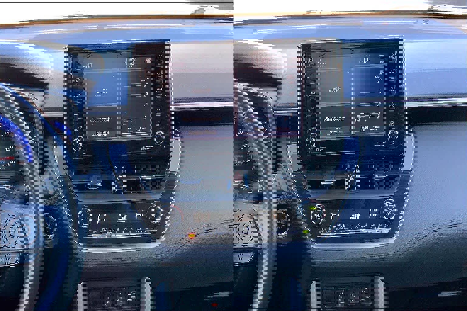 Used 2022 Toyota Corolla Cross XLE image 6