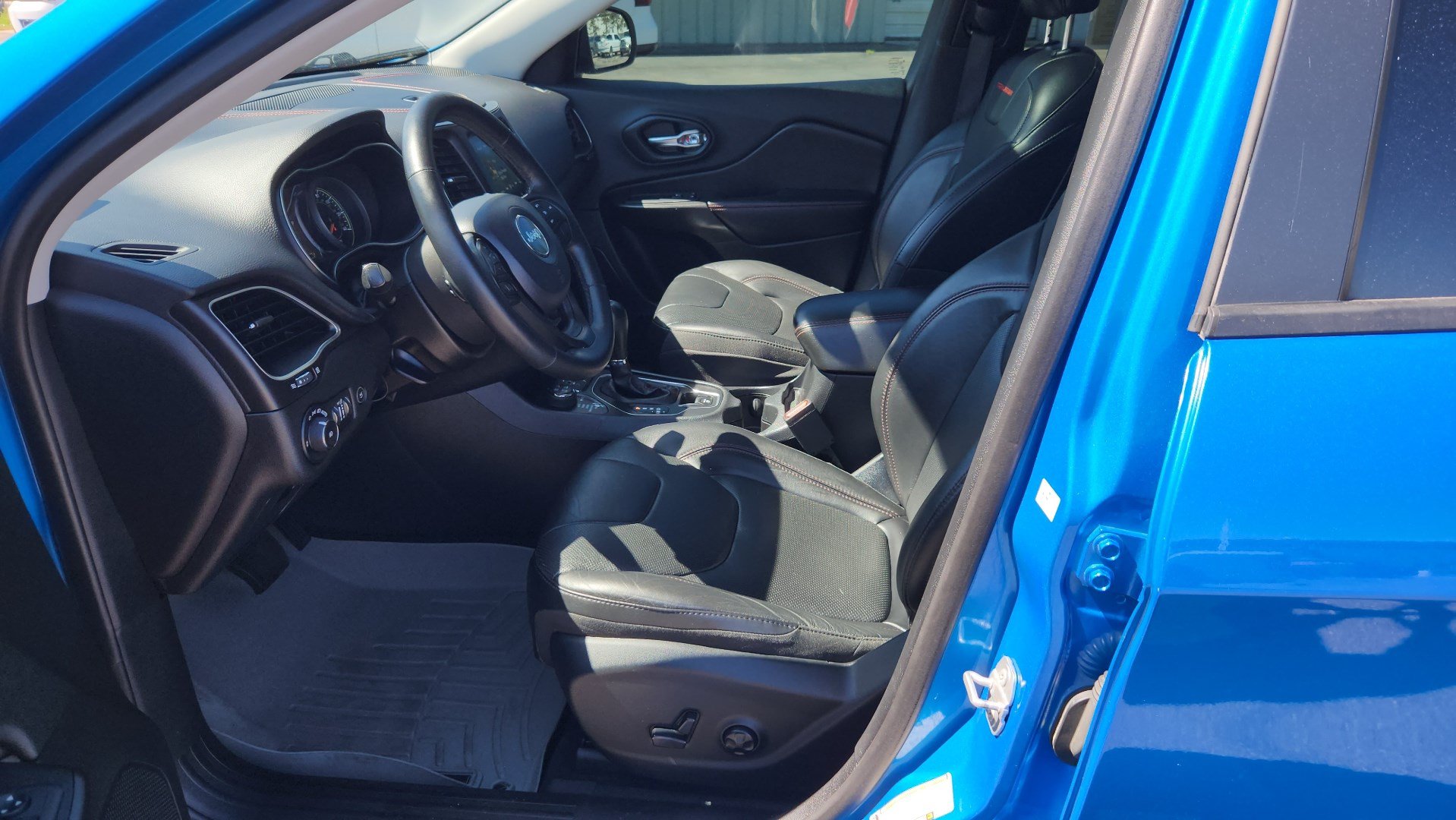 Used 2019 Jeep Cherokee Trailhawk AWD/4WD image 19