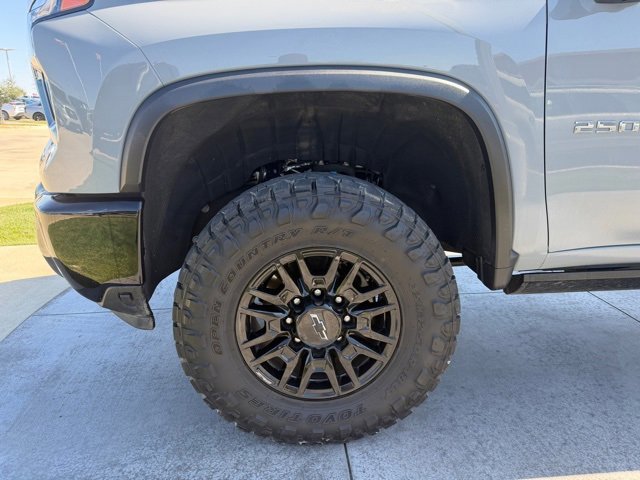Used 2025 Chevrolet Silverado 2500 ZR2 w/ Technology Package image 6