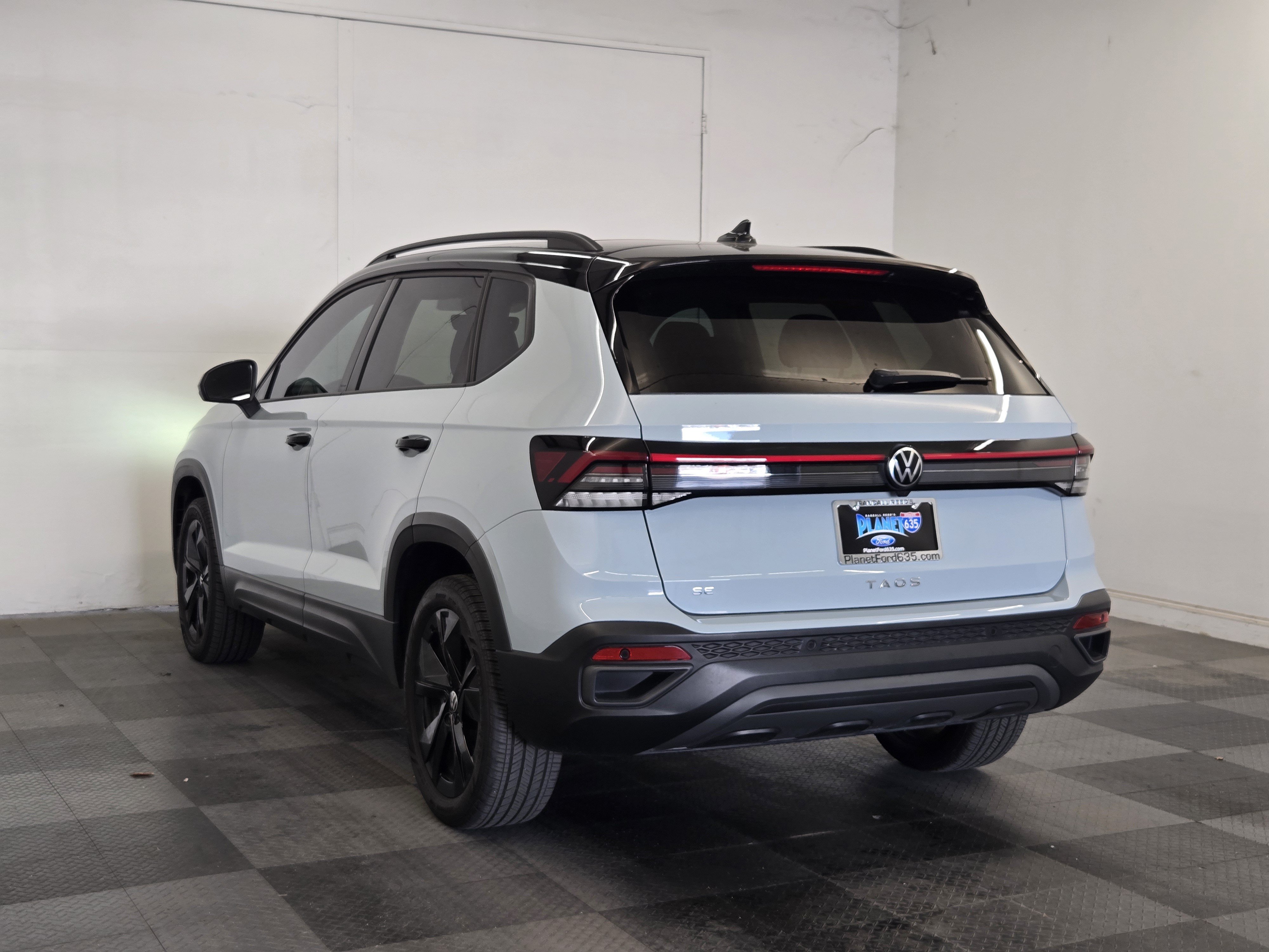 Used 2025 Volkswagen Taos SE FWD image 5