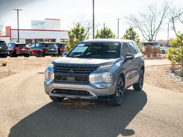 Used 2022 Mitsubishi Outlander SE image 3