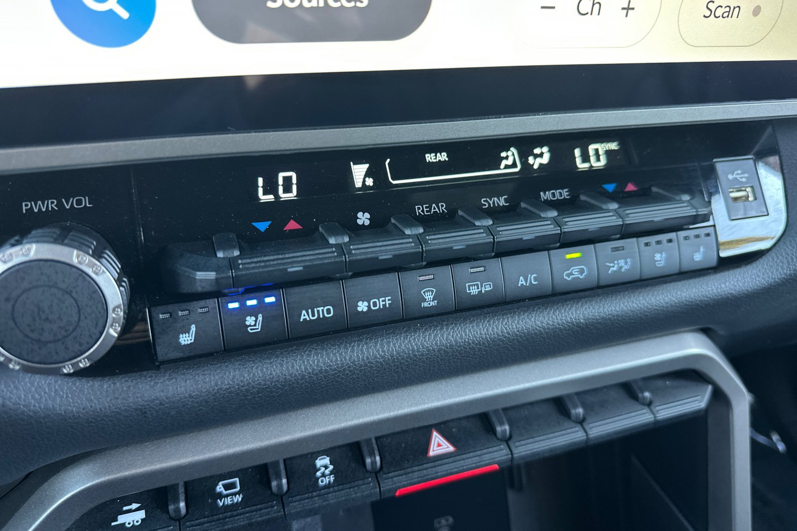 Used 2025 Toyota Sequoia Limited w/ Tow Technology Package AWD/4WD image 29