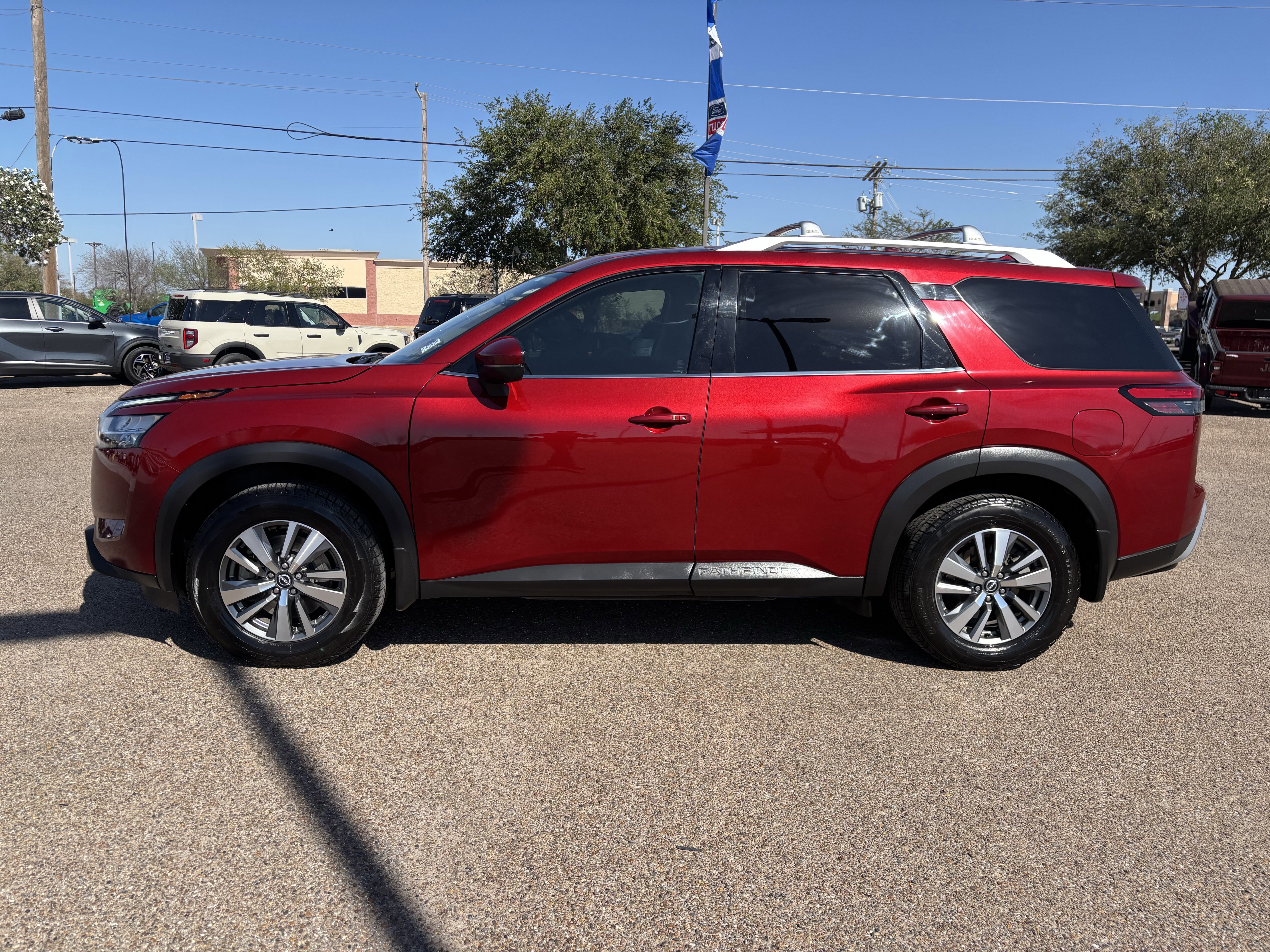 Used 2023 Nissan Pathfinder SL image 3