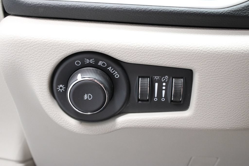 Used 2023 Chrysler Pacifica Touring-L FWD image 28