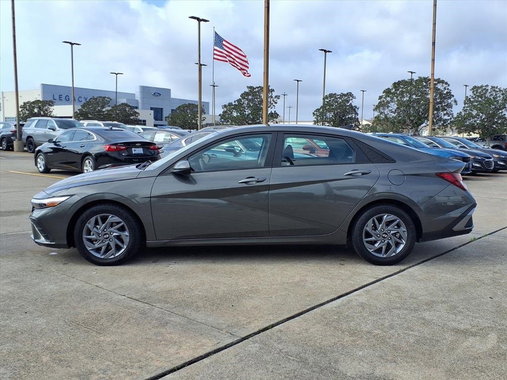 Used 2024 Hyundai Elantra SEL image 3