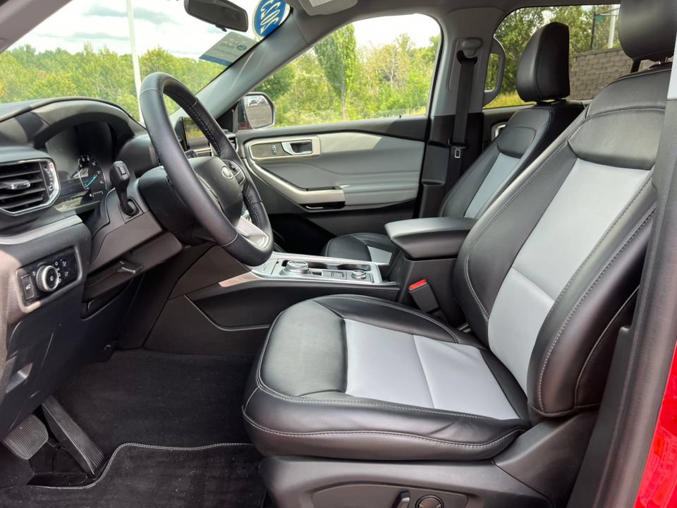 Certified 2023 Ford Explorer XLT w/ Equipment Group 202A AWD/4WD image 3