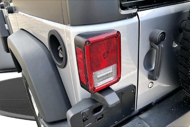 Used 2018 Jeep Wrangler Unlimited Sport w/ Connectivity Group AWD/4WD image 22