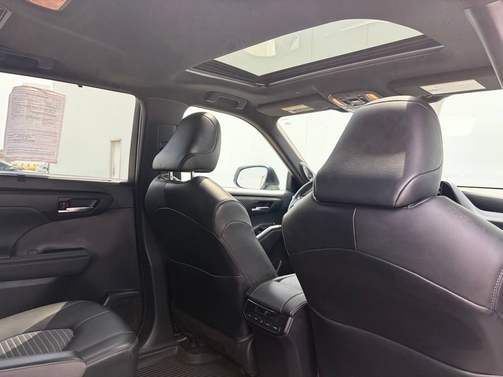 Used 2022 Toyota Highlander XSE AWD/4WD image 27