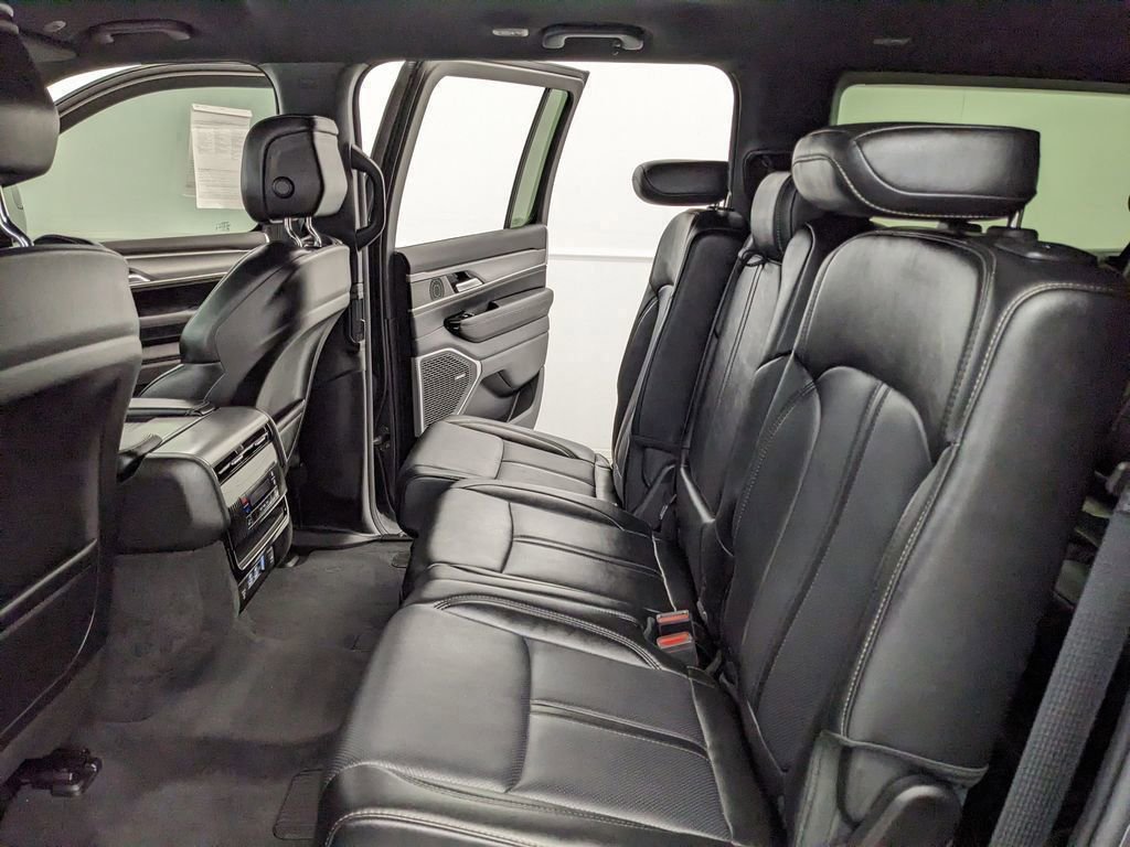 Used 2025 Jeep Wagoneer L Series II w/ 8-pass Seating Package AWD/4WD image 31