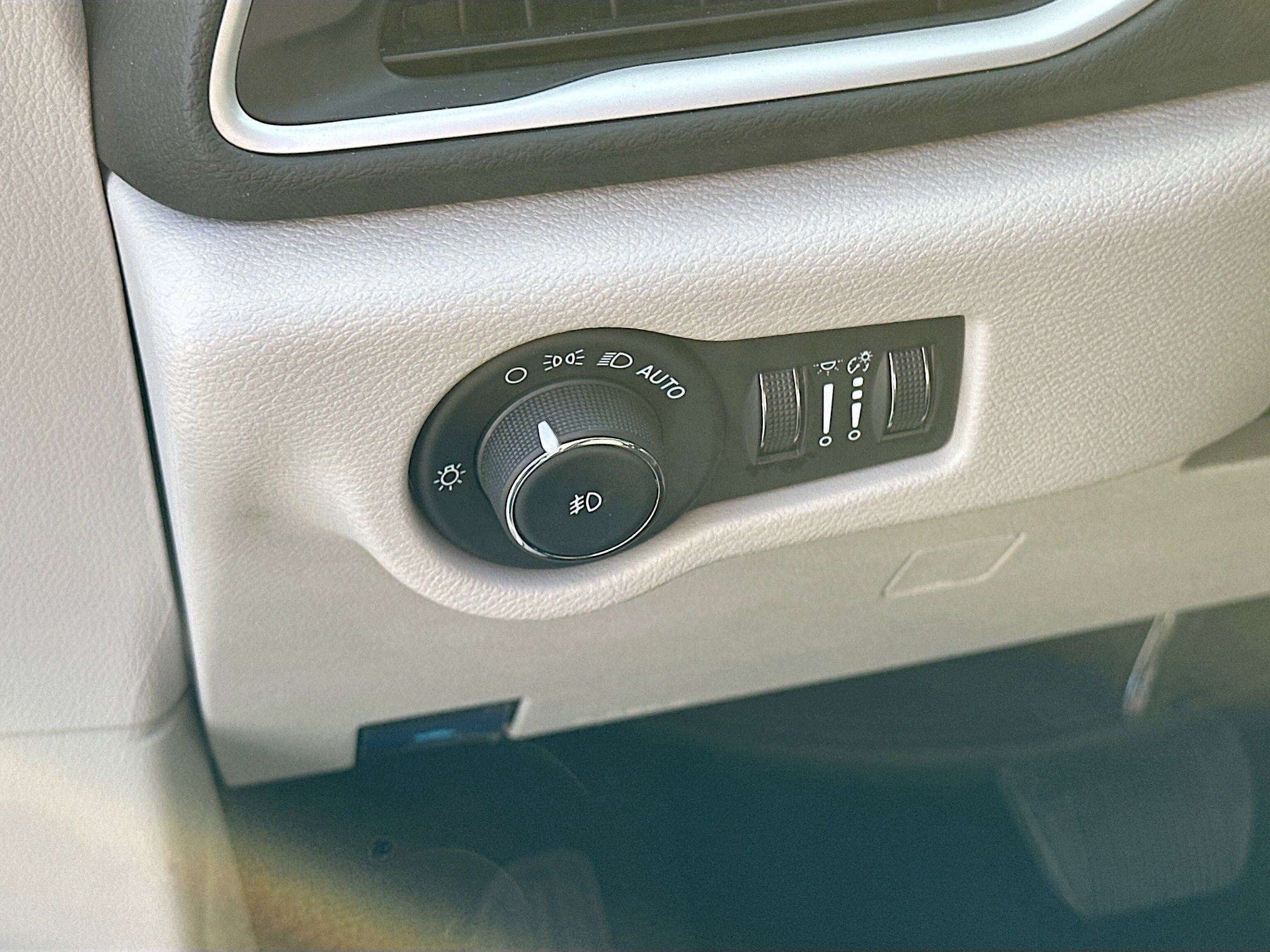 Used 2024 Chrysler Pacifica Touring-L image 10