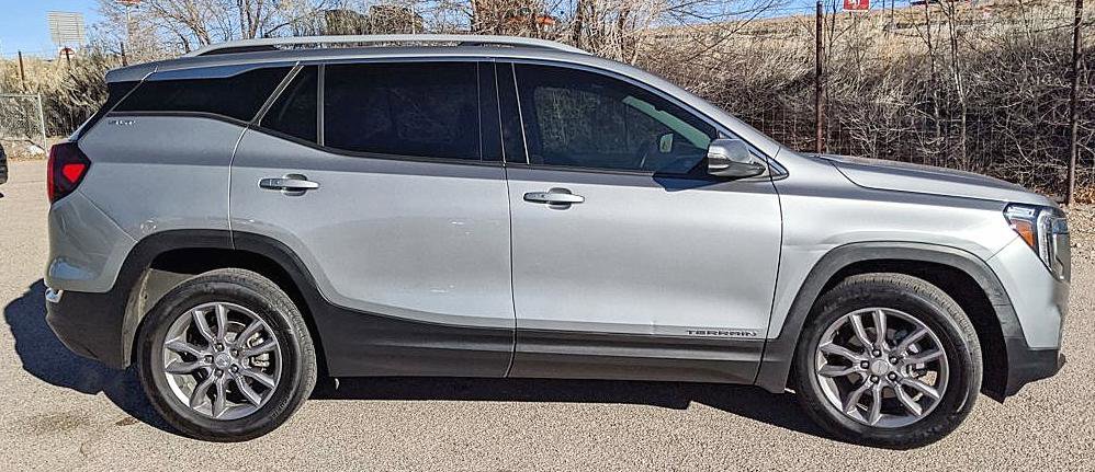 Used 2024 GMC Terrain SLT image 2