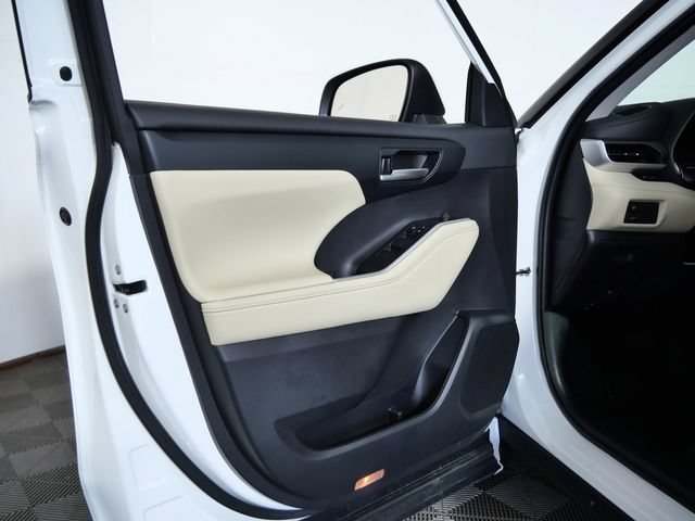 Used 2023 Toyota Highlander XLE AWD/4WD image 17