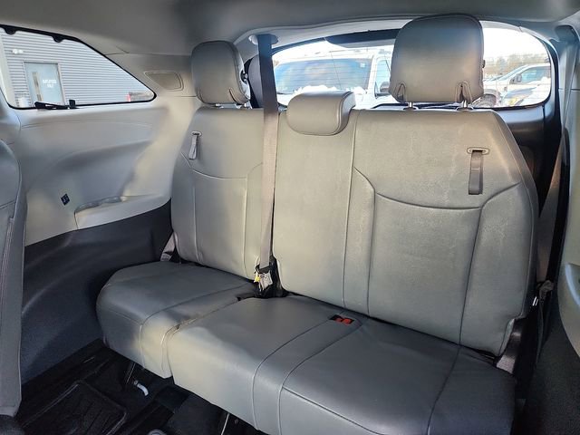 Used 2021 Toyota Sienna Limited image 28