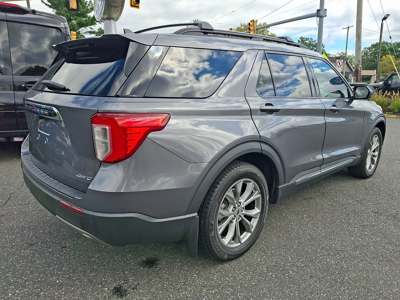 Certified 2022 Ford Explorer XLT w/ Equipment Group 202A AWD/4WD image 11