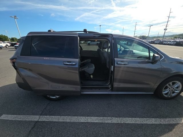 Used 2024 Toyota Sienna XLE w/ XLE Plus Package AWD/4WD image 28