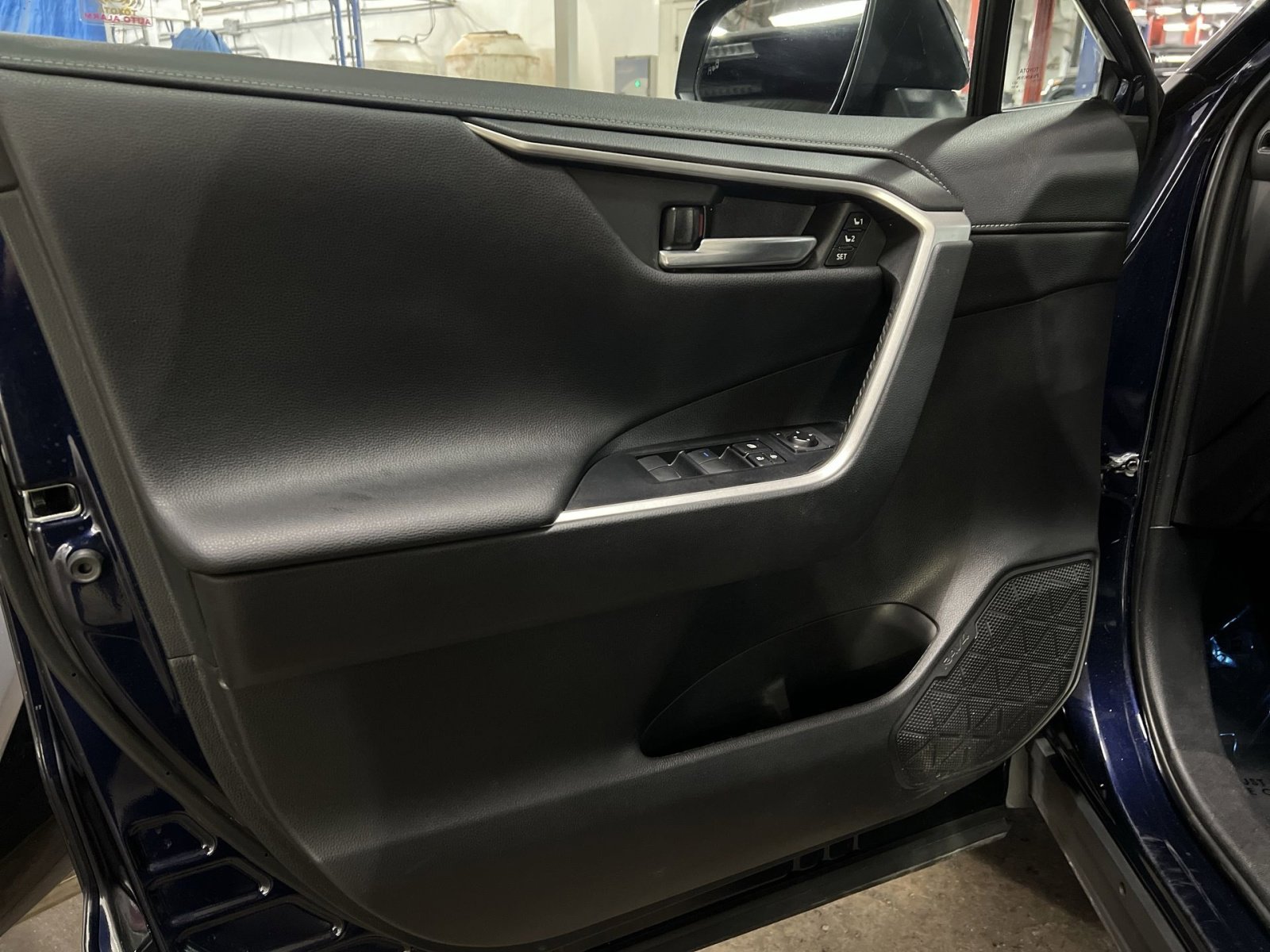 Used 2021 Toyota RAV4 Limited image 12