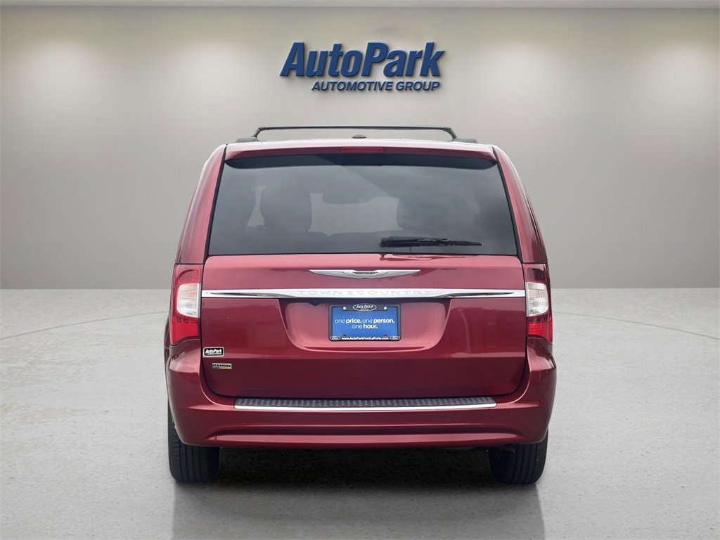 Used 2016 Chrysler Town & Country Touring image 4
