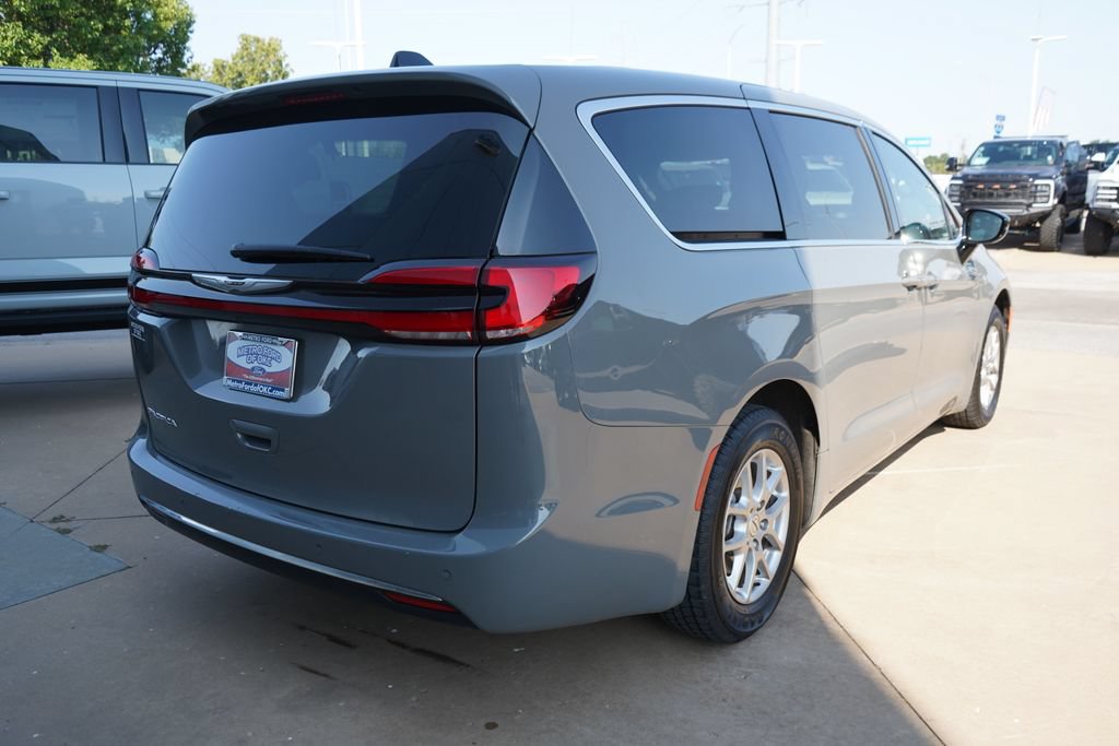 Used 2025 Chrysler Pacifica Select FWD image 8