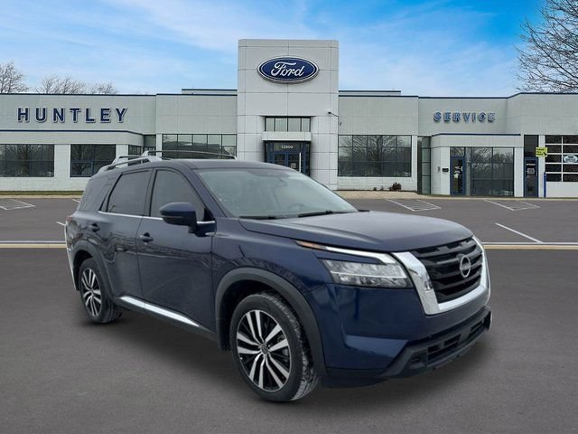 Used 2024 Nissan Pathfinder Platinum w/ Lighting Package (N92) FWD image 3