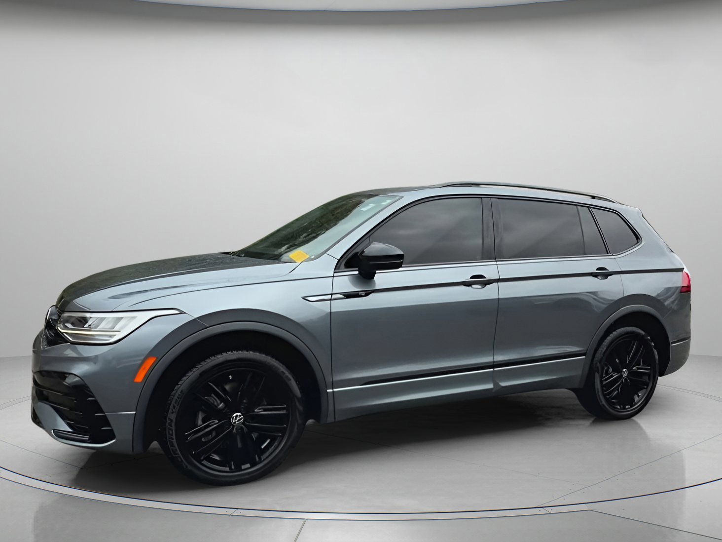 Used 2022 Volkswagen Tiguan SE R-Line image 6