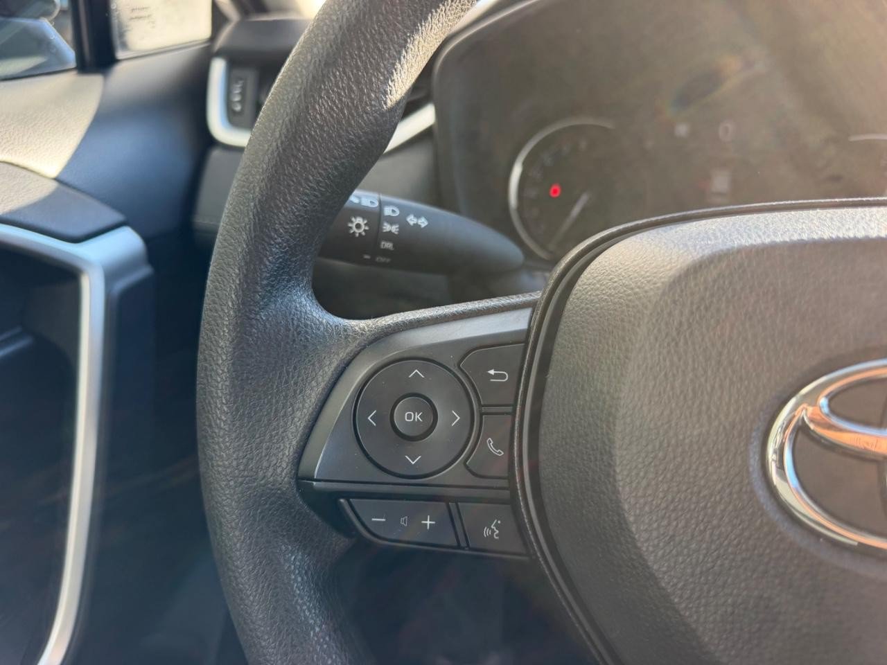 Used 2025 Toyota RAV4 LE AWD/4WD image 12