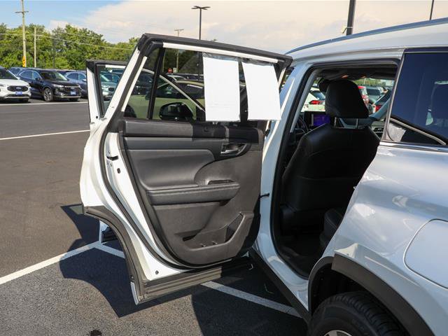 Used 2023 Toyota Highlander XLE FWD image 22