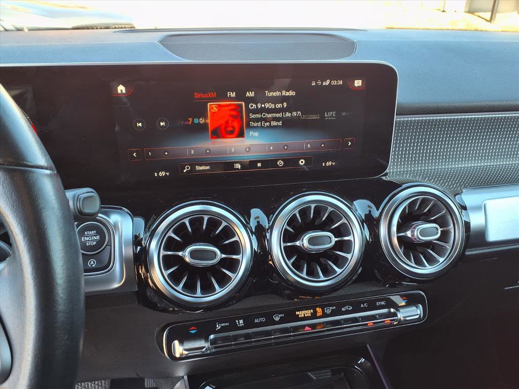 Used 2021 Mercedes-Benz GLB 250 4MATIC image 26