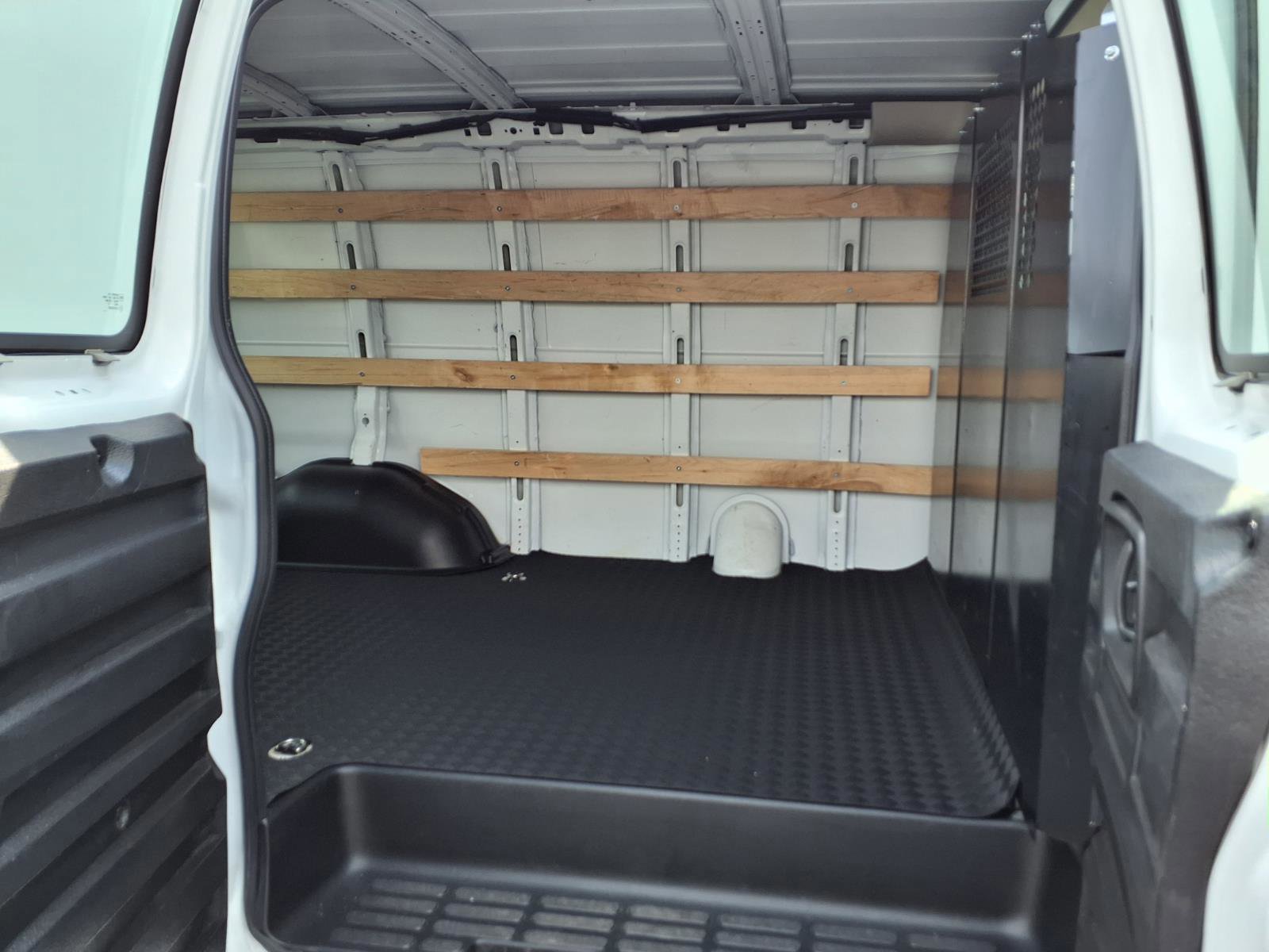 Used 2024 GMC Savana 2500 w/ Driver Convenience Package image 12