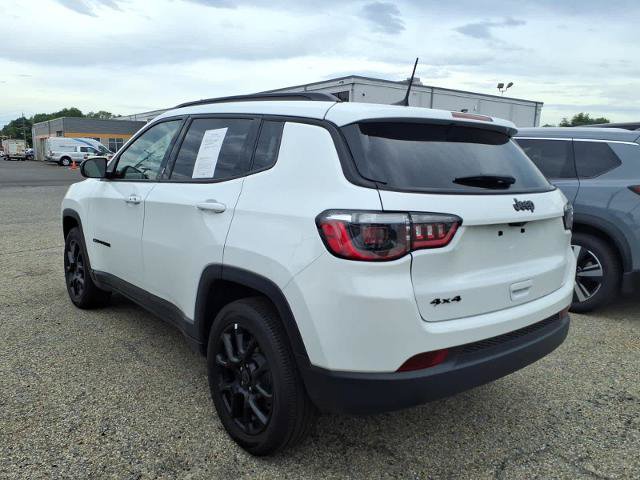 Used 2025 Jeep Compass Latitude w/ Altitude Special Edition AWD/4WD image 3