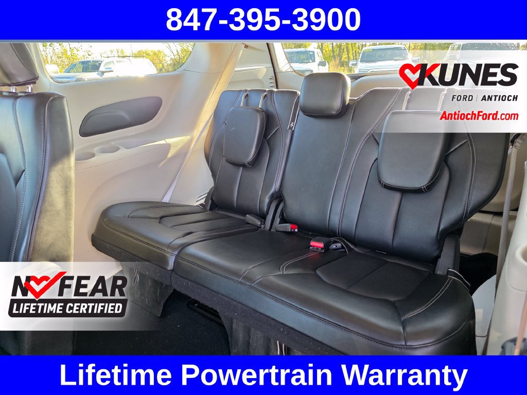 Used 2024 Chrysler Pacifica Touring-L FWD image 23