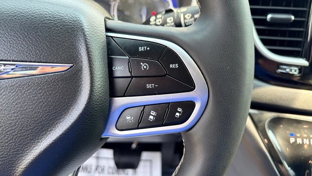 Used 2025 Chrysler Pacifica Select FWD image 7
