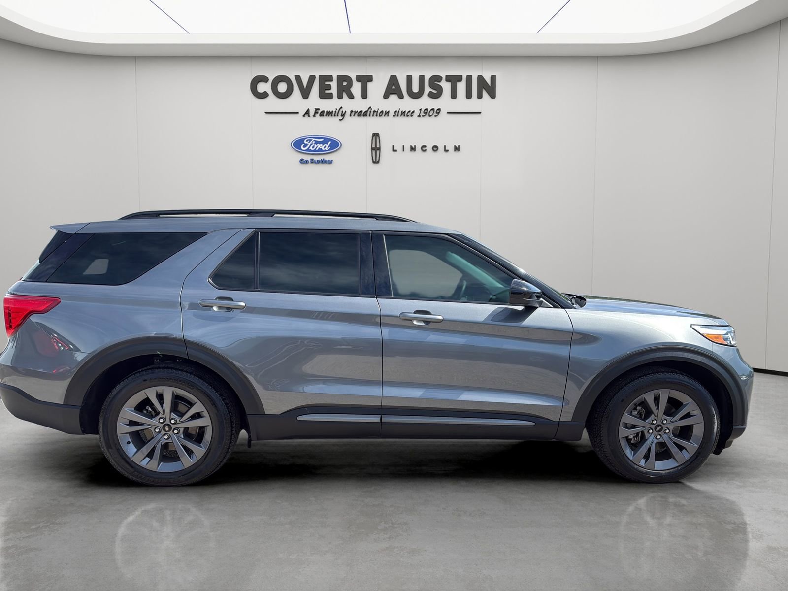 Certified 2023 Ford Explorer XLT w/ Equipment Group 202A RWD image 6