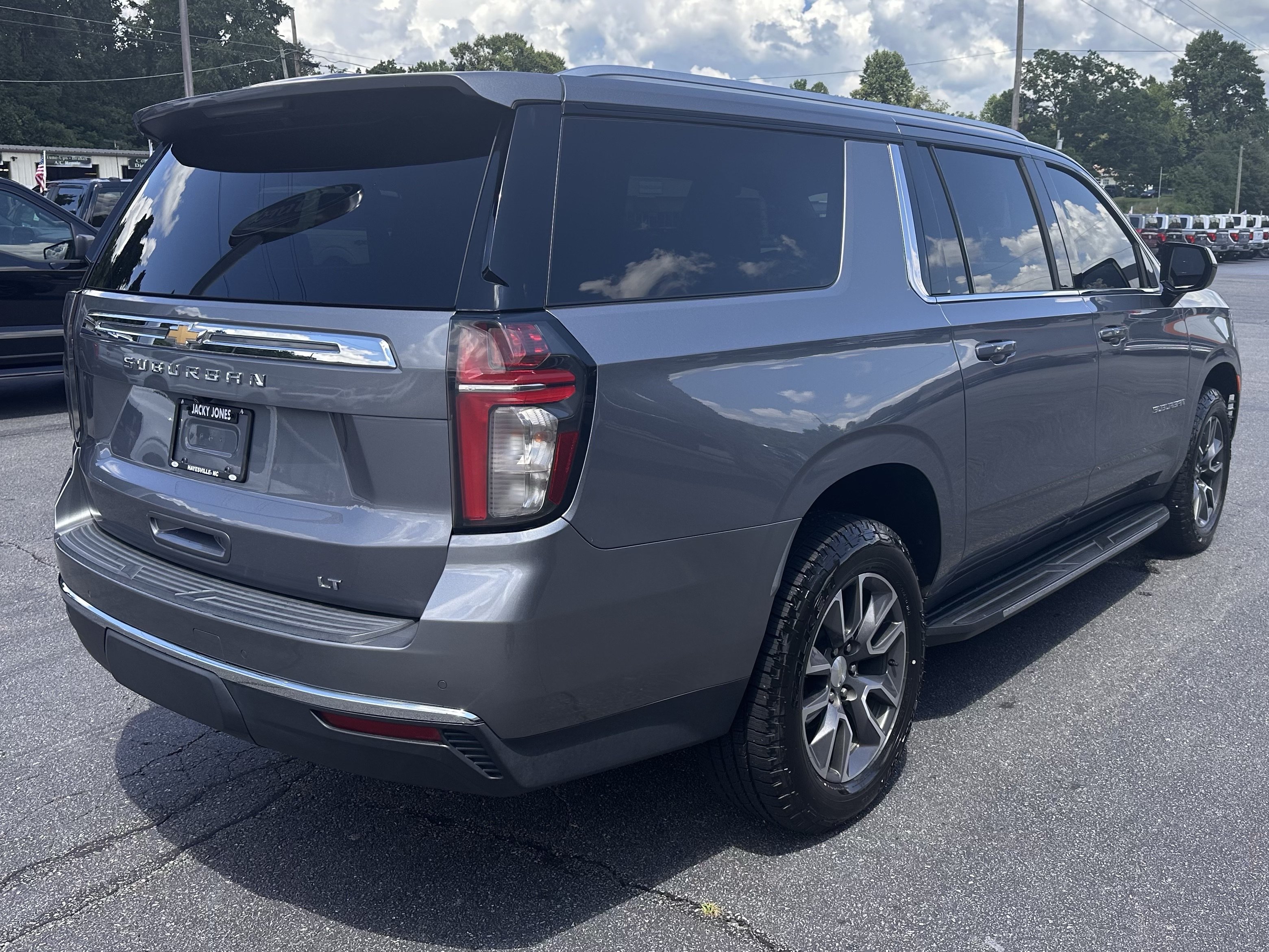 Used 2022 Chevrolet Suburban LT AWD/4WD image 6