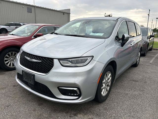 Used 2023 Chrysler Pacifica Touring-L FWD image 5