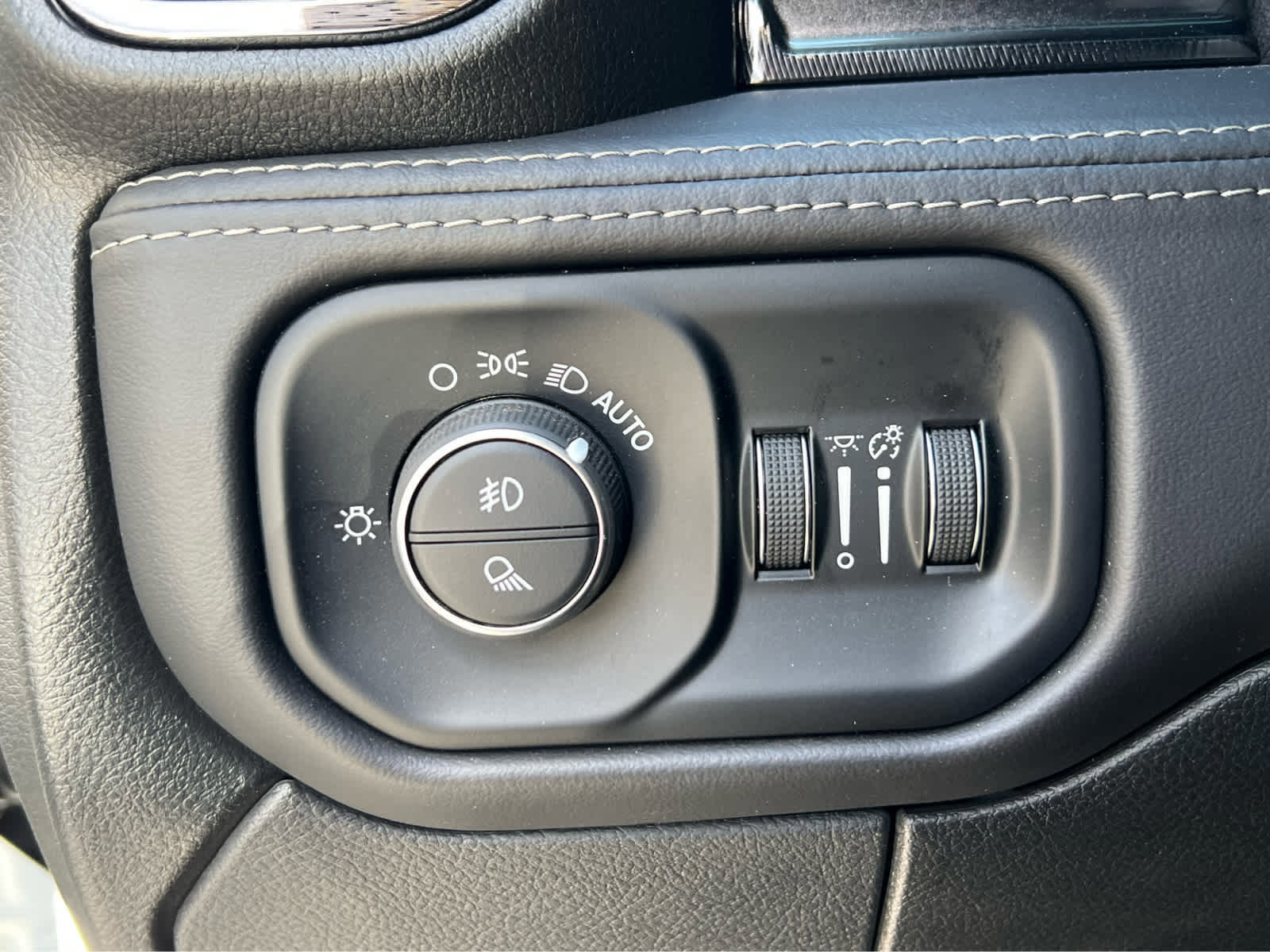 Used 2025 RAM 3500 Limited image 32