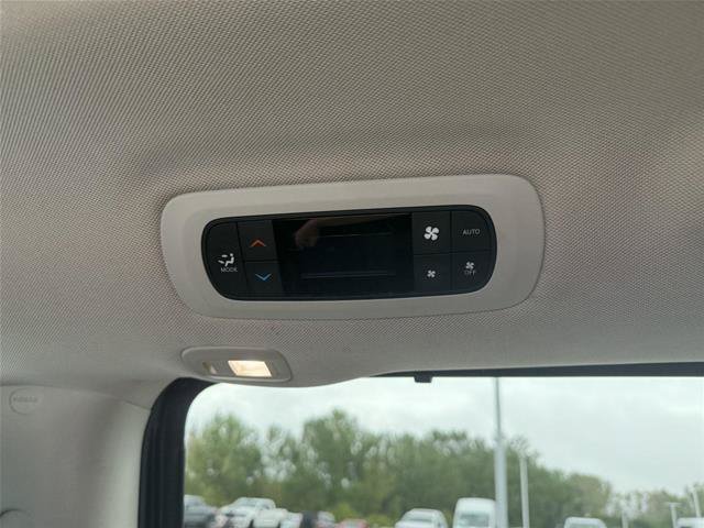 Used 2017 Chrysler Pacifica Limited FWD image 17