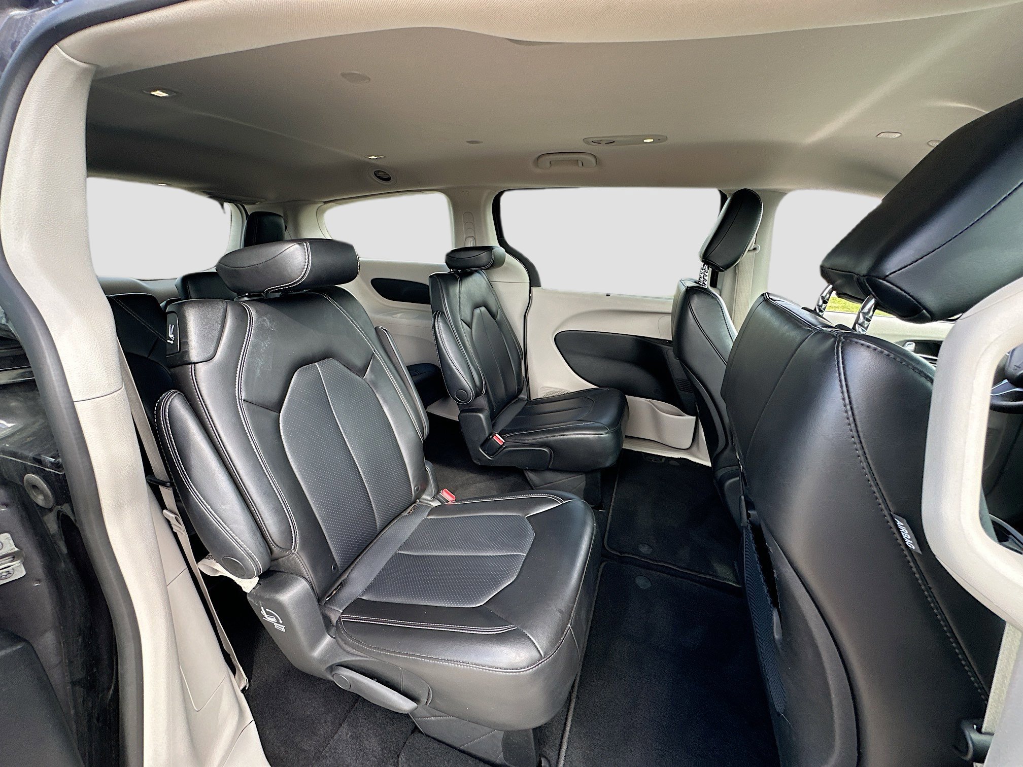 Used 2023 Chrysler Pacifica Touring-L image 26