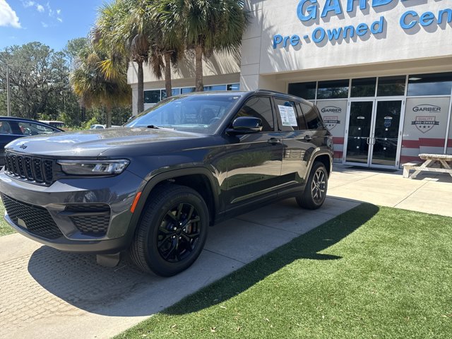 Used 2025 Jeep Grand Cherokee Altitude RWD image 9