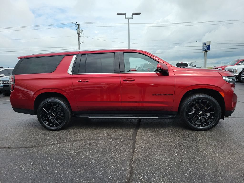 Used 2024 Chevrolet Suburban LT w/ Luxury Package AWD/4WD image 3