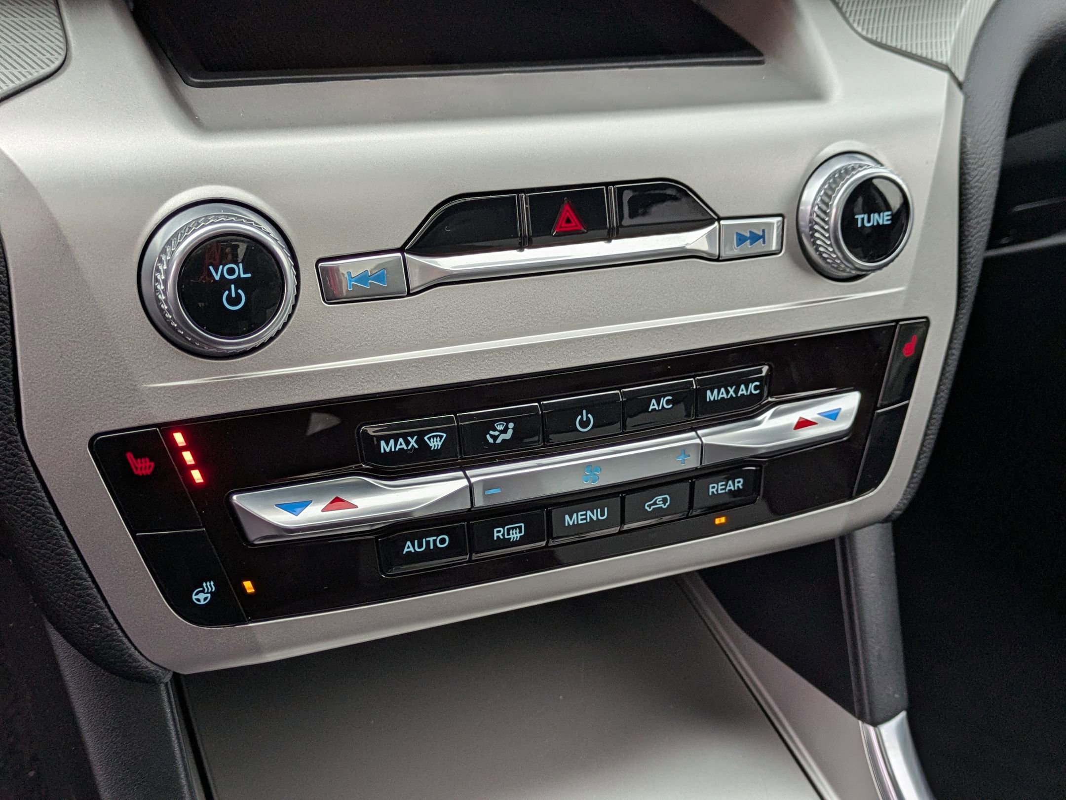 Certified 2022 Ford Explorer XLT w/ Equipment Group 202A image 24